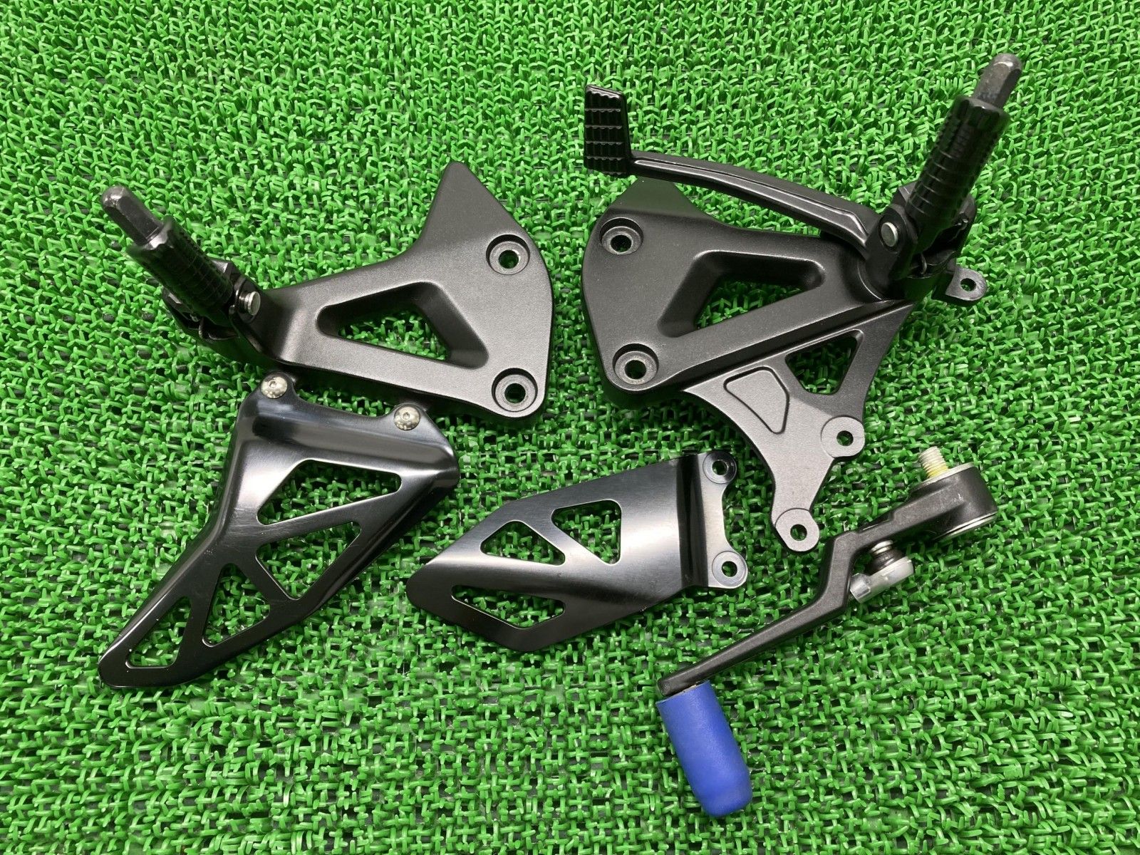 GSX-R1000R ステップ 左右 298843/298844 スズキ 純正 バイク 部品 DM11G 298843 298844 L7 ABS ブレーキペダル 【中古】 91 GSX-R1000R ステップ 左右 298843/298844 スズキ 純正 バイク 部品