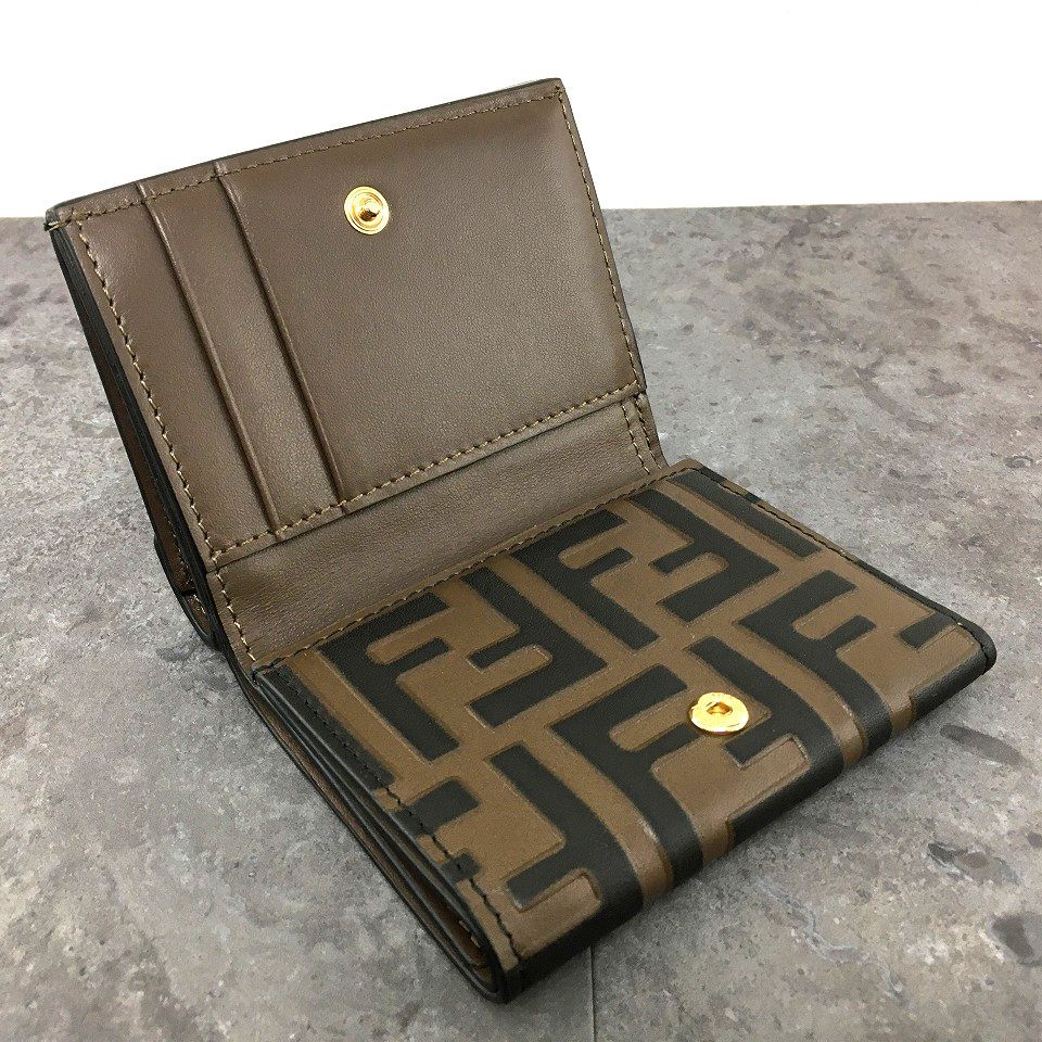 送料込み！ 極美品 FENDI コンパクトウォレット 8M0480 ズッカ 三  