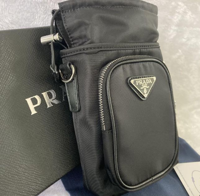 新品PRADAスマホショルダー ナイロン ポーチ ブラック - メルカリ 