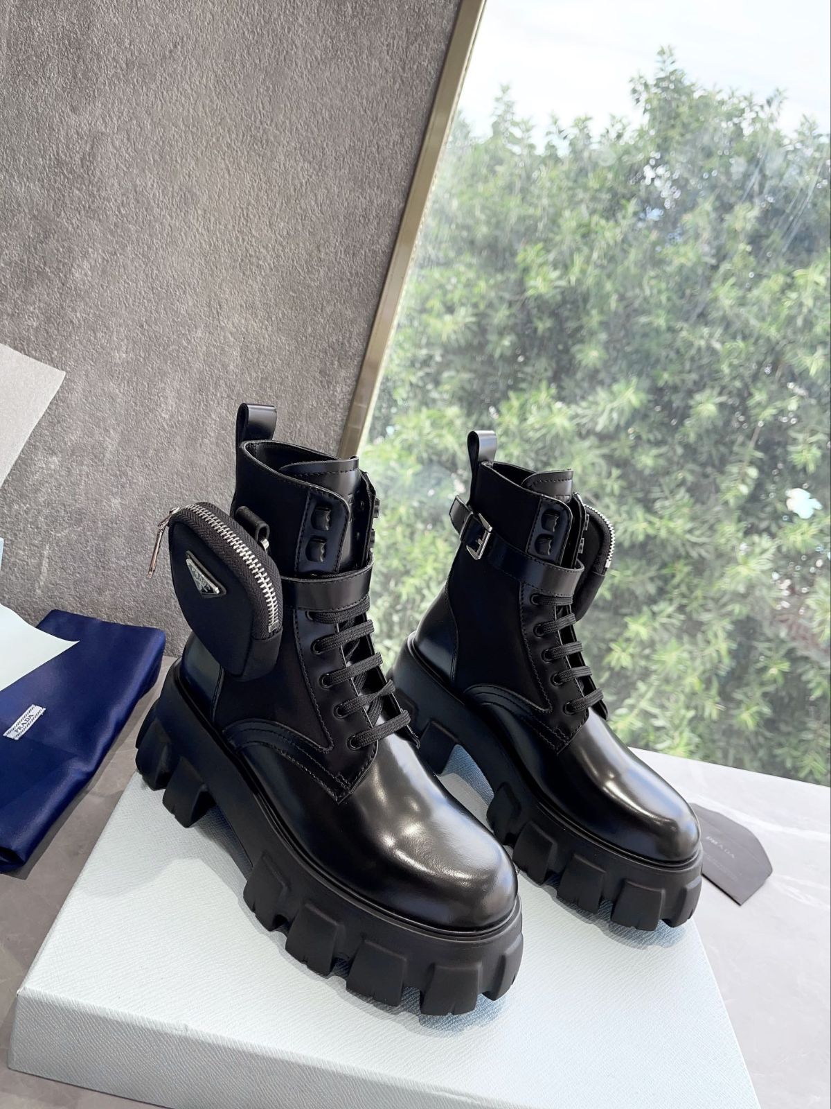 PRADA モノリス