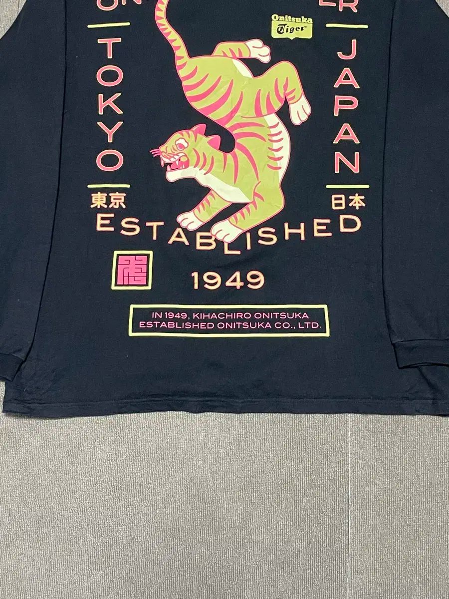 onitsuka tiger オニツカタイガー タイガー刺繍 長袖Tシャツ Onitsuka Tiger（オニツカタイガー）の「LONG SLEEVE GRAPHIC