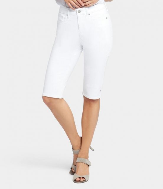 【送料無料】 エヌワイディージェイ レディース ハーフパンツ・ショーツ ボトムス Petite Size Mid Rise Slim Straight Stretch Denim Bermuda Shorts Off White