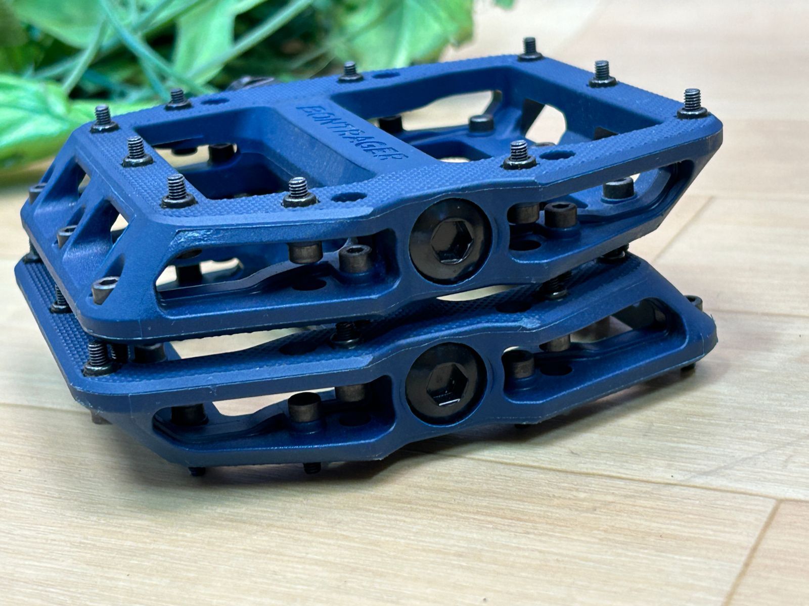 大特価sale!! 極上品!! TREK Bontrager Line Elite MTB Pedal 357g トレック ボントレガー スパイクピン付 フラットペダル ナイロンボディ ブルー ロード ミニベロ クロス ピスト MTB M-822