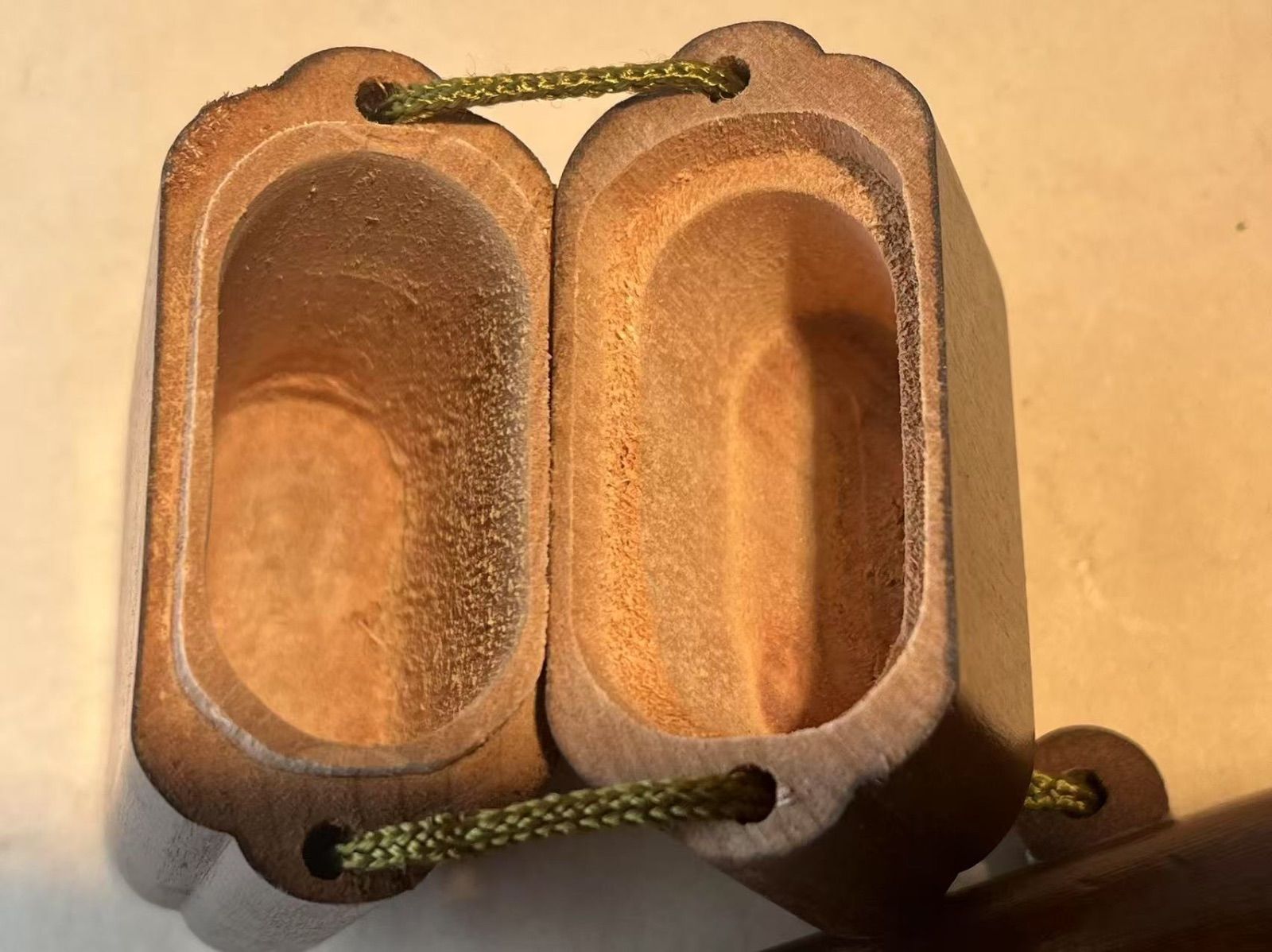 煙草入れ-樺細工【（桜皮細工)煙草， 煙管入れ，緒締め，(石州形)煙管