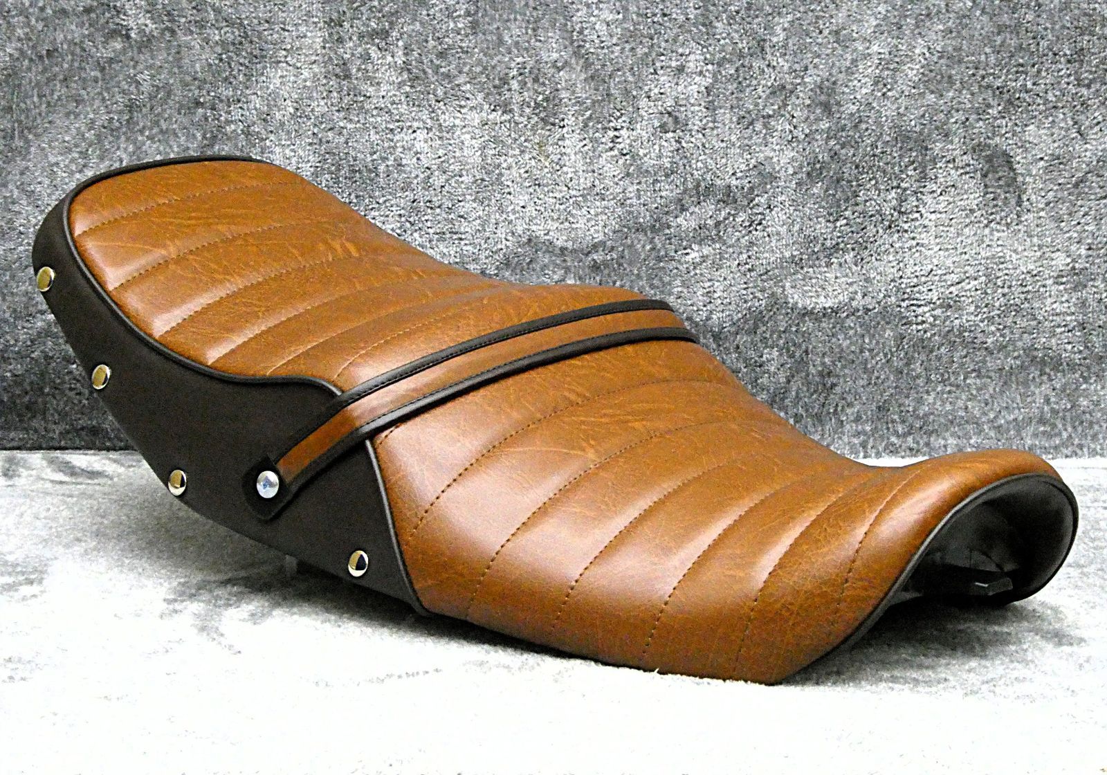 鋲打ち 茶ツートン