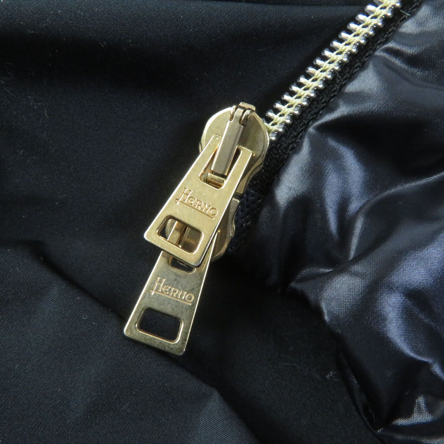 極美品 Herno ヘルノ 19年製 PI1066D-12017 ロゴプレート付 切替 スタンドカラー ZIP UP ライト ダウンジャケット ...