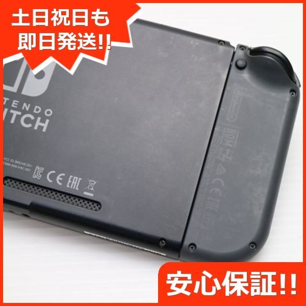 グレー