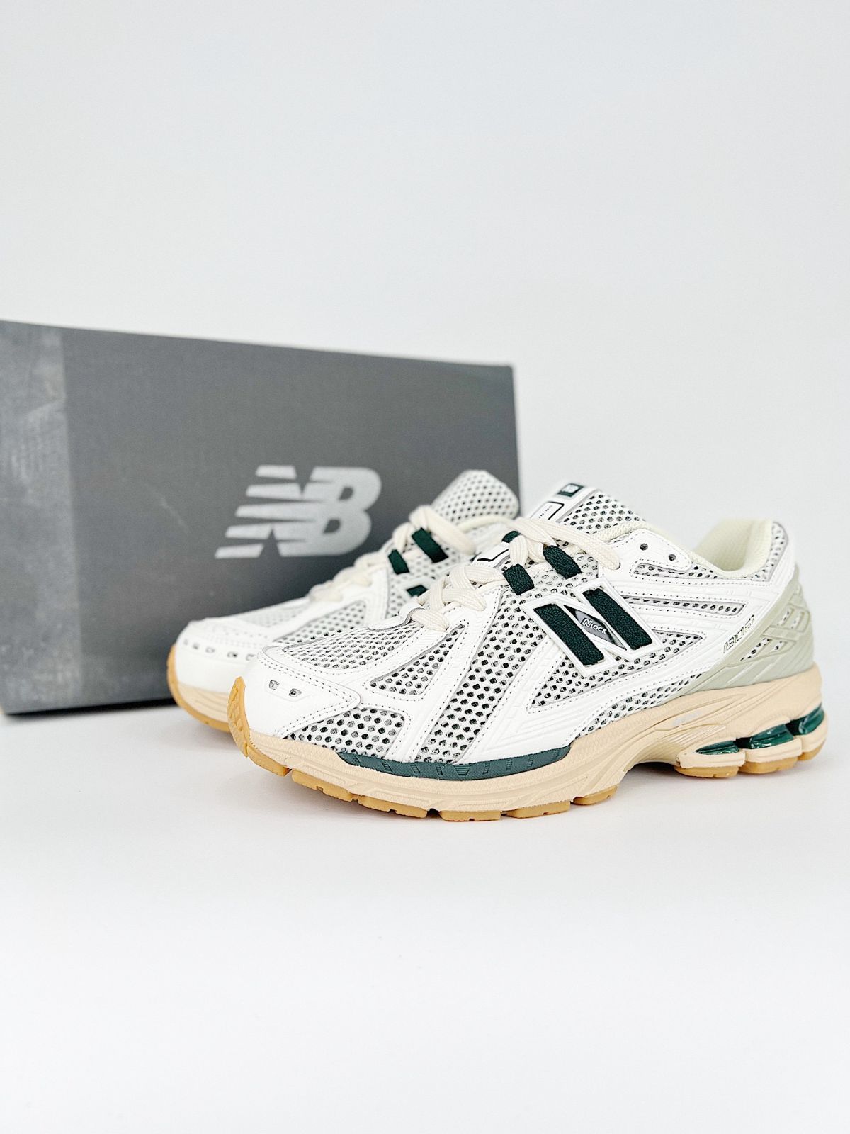 新品 未使用 New Balance 1906R ニューバランス スニーカー レディース／メンズM1906RQ 箱付 - メルカリ