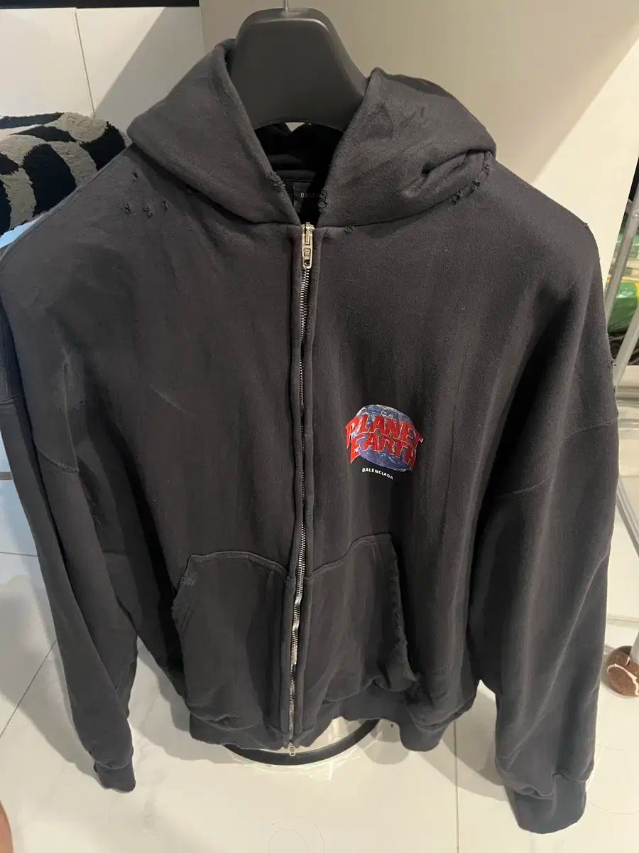 BALENCIAGA プラネットアース パーカー org.jpg