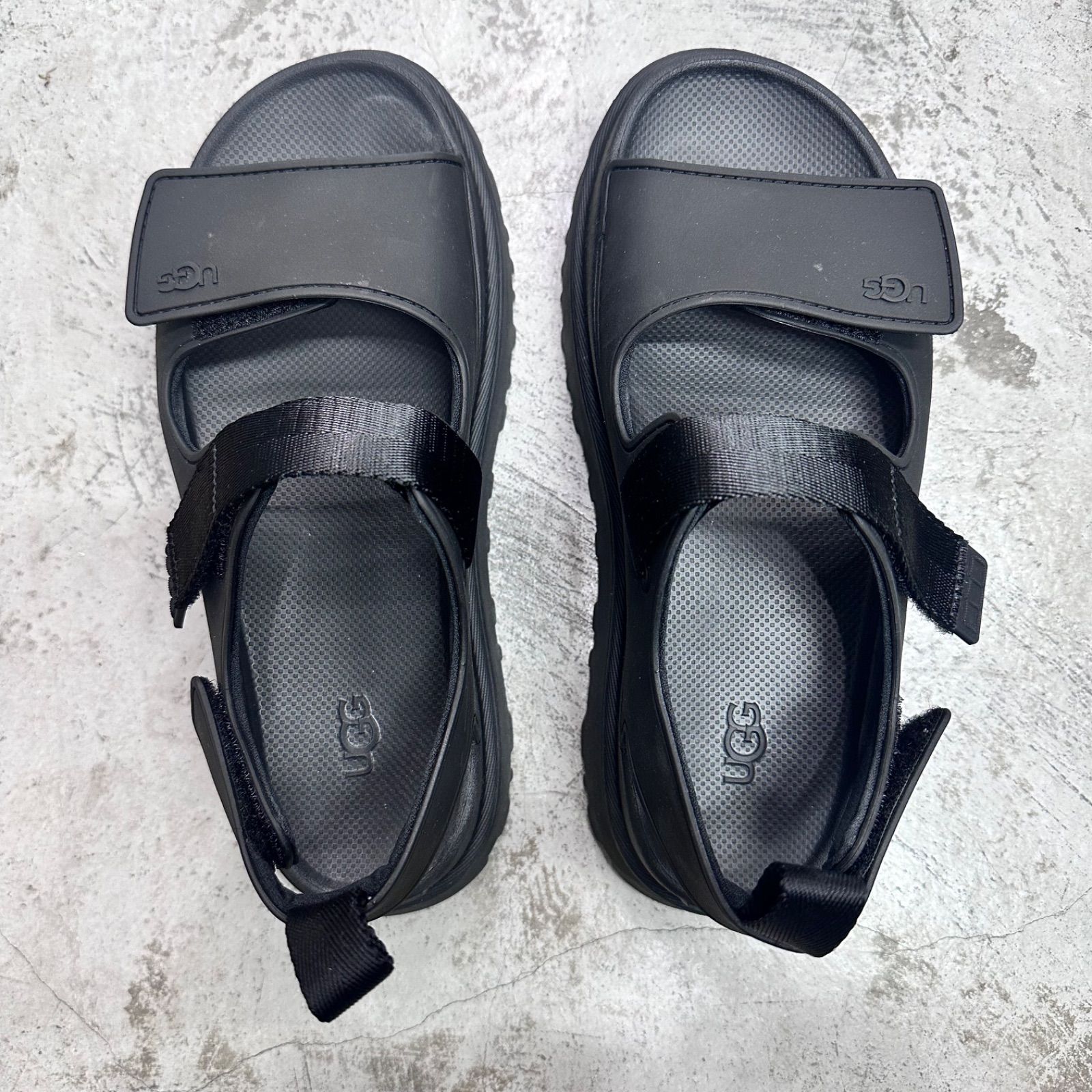 UGG GOLDENGLOW BLACK ゴールデングロウ サンダル ストラップ