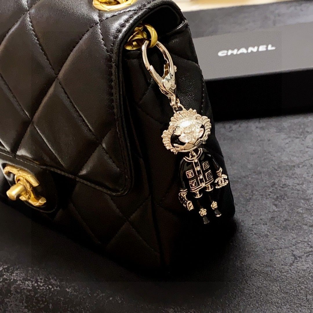 【期間限定値下げ】CHANEL ロゴ入り グレー キーホルダー ボーイシャネル チェーンショルダーバッグ ブルーグレー