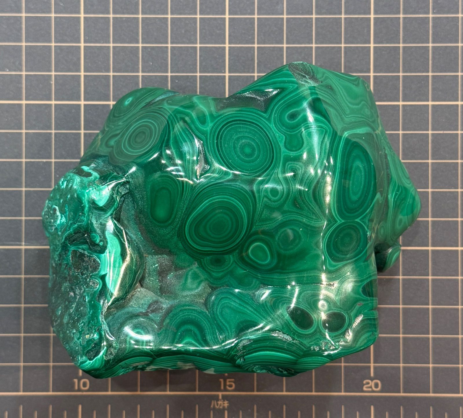 巨大 天然マラカイト 孔雀石1064g - メルカリ