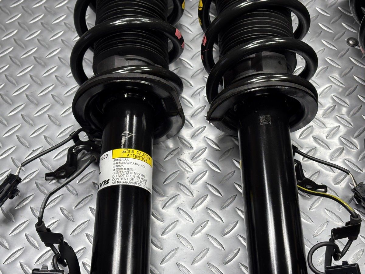 える様 送料無料【美品】レクサスLC 純正 サスキット 品番48510-11040/48520