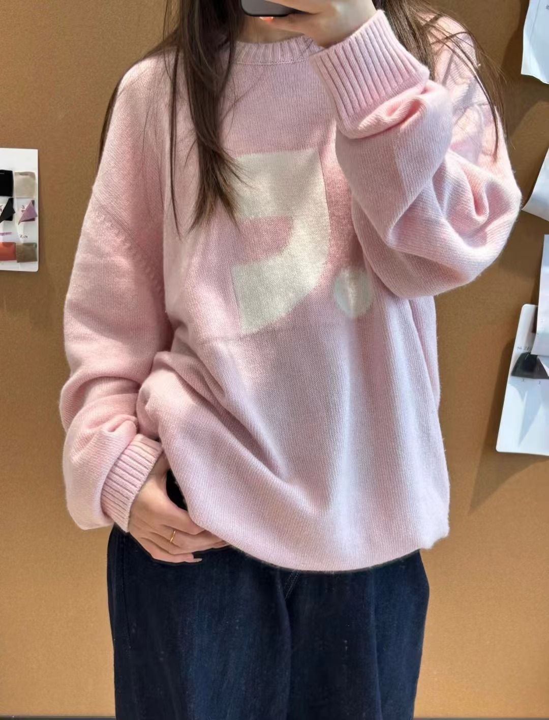 セーター 大きいロゴ