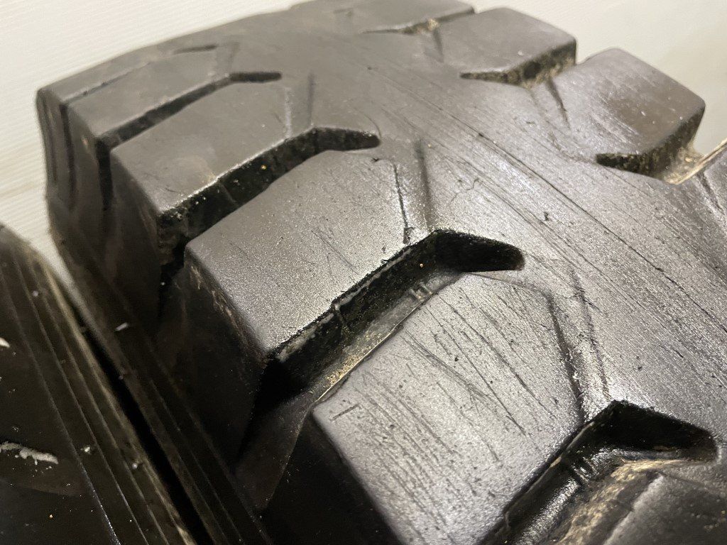 BS V-STEEL LUG L330 225/80R17.5 123/122L 17.5インチ ラグタイヤ 2本 