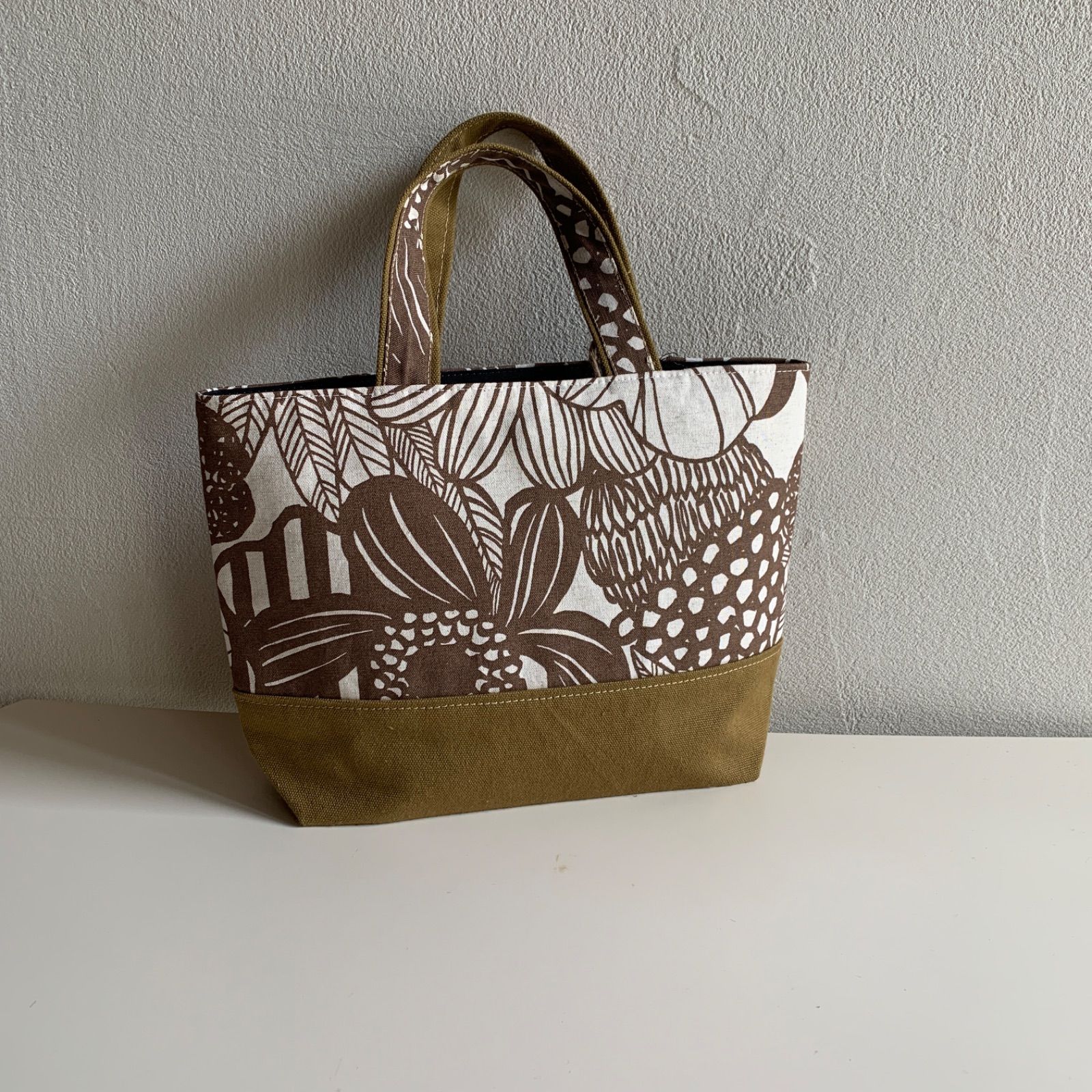 北欧柄　ハンドメイド　トートバッグ　長財布　共布セット　1点限定 北欧 花柄 帆布 トートバッグ ポーチ付き | iichi 日々の暮らしを