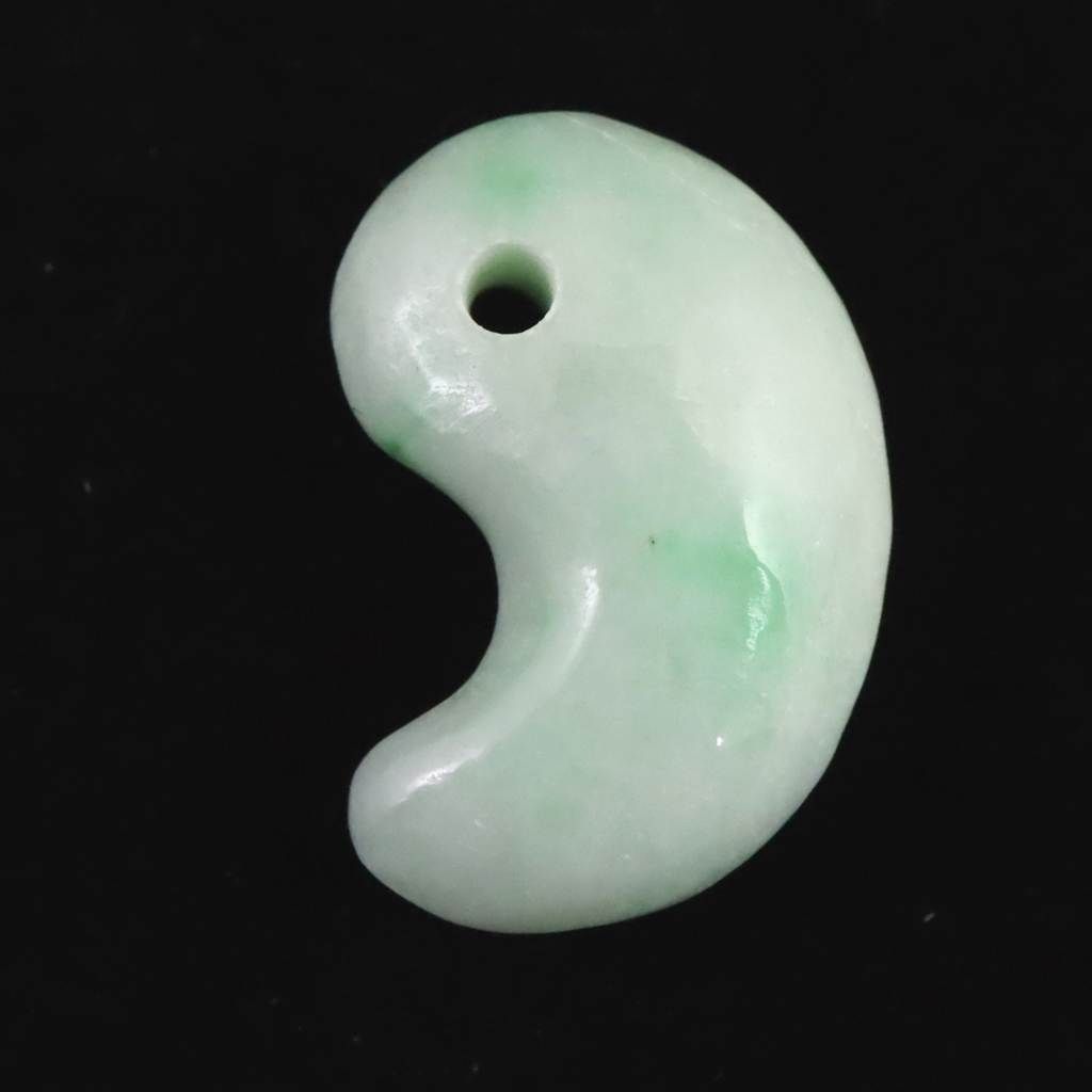 糸魚川翡翠‼️小滝産地‼️勾玉‼️大変に美しい柄‼️希少‼️破格出品‼️送料無料‼️ 糸魚川翡翠 小滝産 勾玉(ミニ) ワイヤーラップペンダント 14kgf