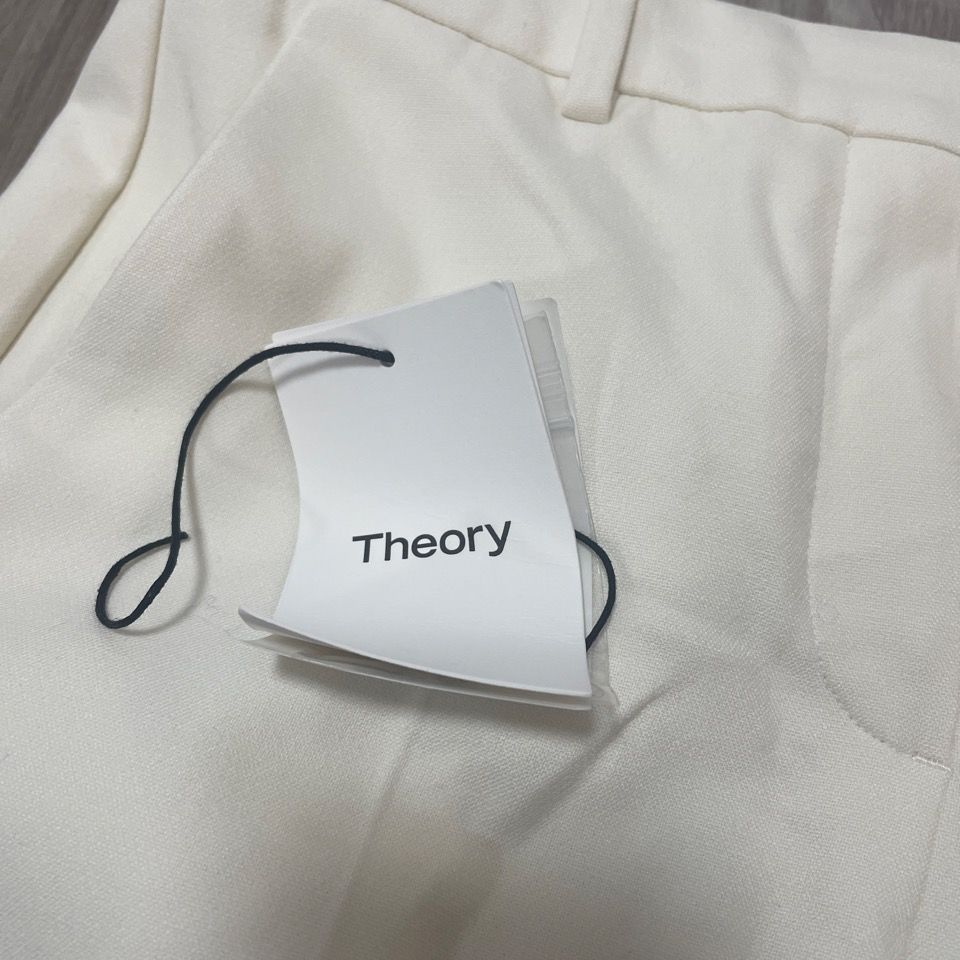 テーパードパンツ