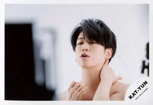 KAT-TUN　亀梨和也　ショップ写真　大量　バラ売り可能　②　ソロ　縦型 KAT-TUN 亀梨和也 ショップ写真 大量 バラ売り可能 ② ソロ 縦型