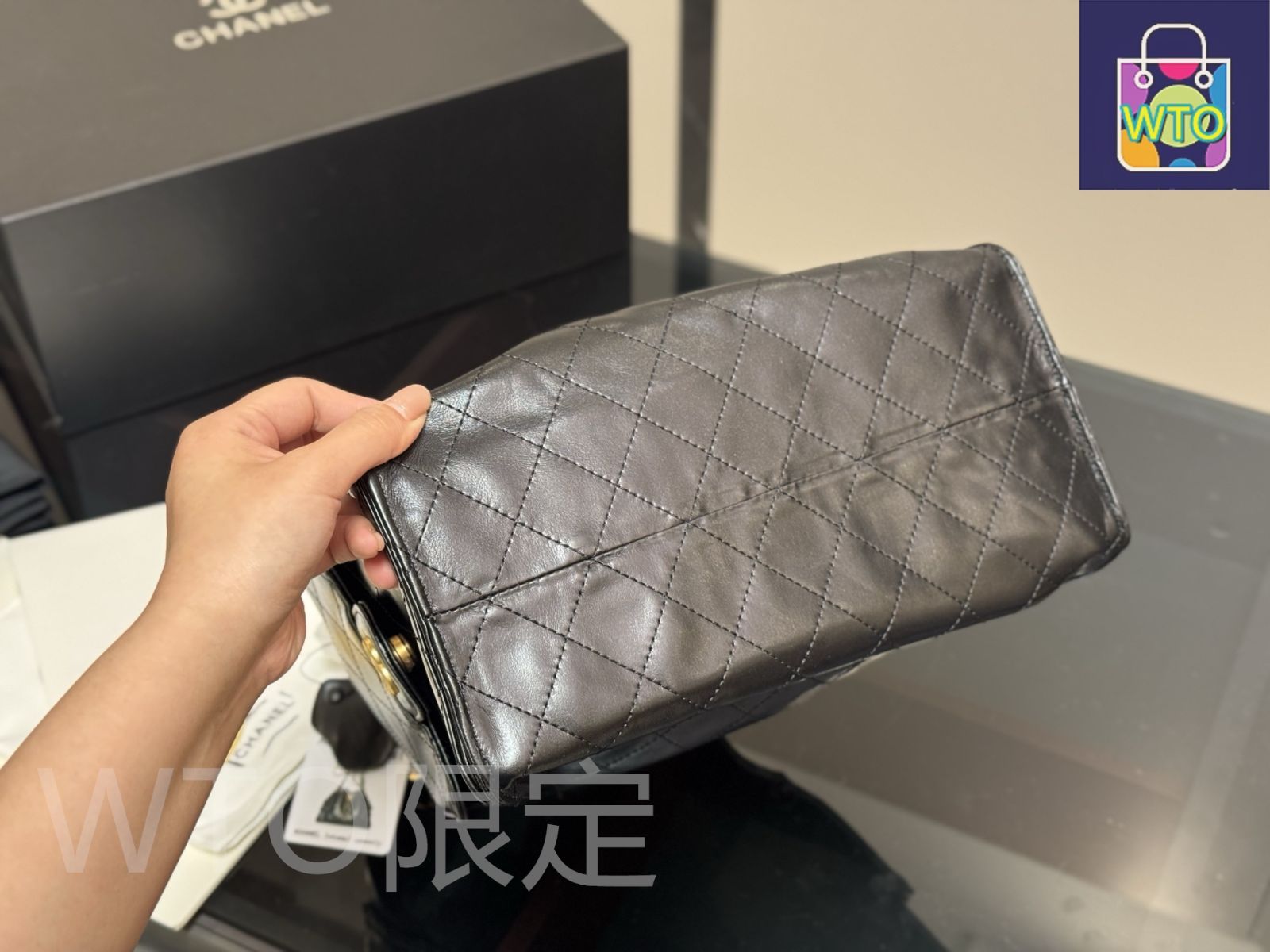 【CHANEL】 キャビアレザー エンボスロゴ コスメティックバッグ CHANEL】 キャビアレザー コスメティックバッグ エンボスロゴ