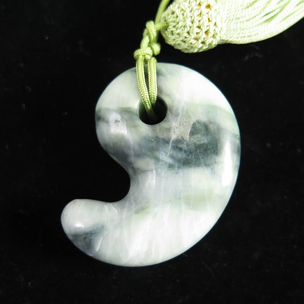 勾玉　深緑　硬玉ヒスイ 日本銘石】勾玉 糸魚川翡翠 グリーン 緑 12g ヒスイ ひすい