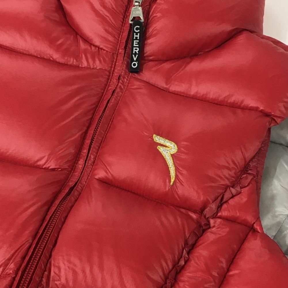CHERVO ダウンベスト　レディース 美品】シェルボ ダウンベスト レッド ロゴ刺しゅうシルバー