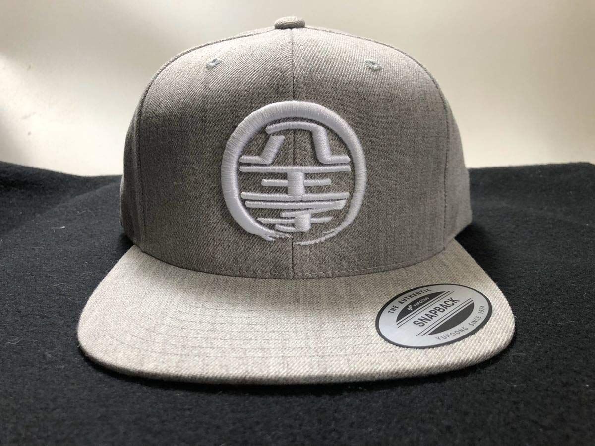 八王子リフォーム、ホワイトTシャツとスナップバックキャップセット