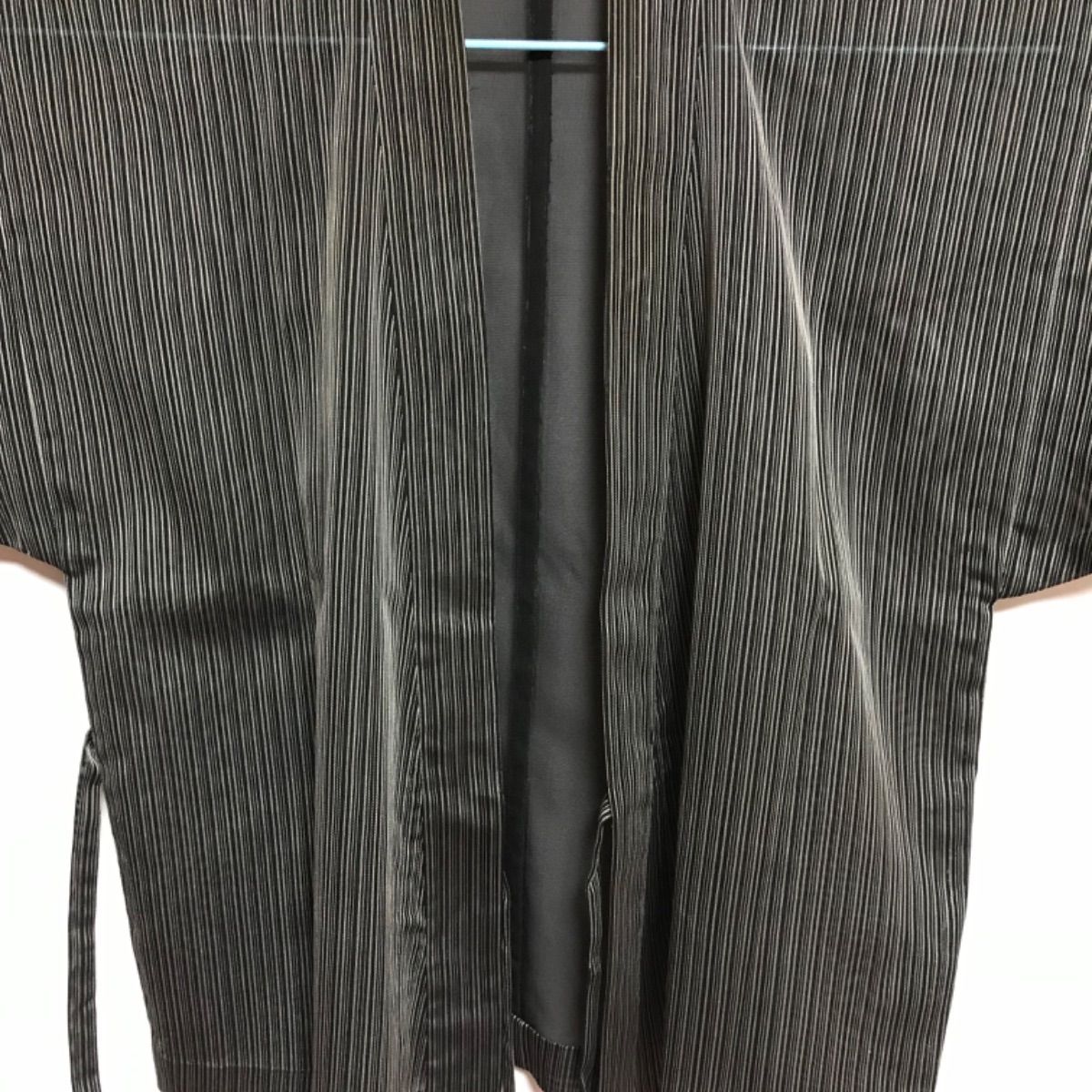 No.34京都西陣風通織お召生地　単衣・夏用作務衣　黒地に白の縦縞文様柄　裏黒地 No.34京都西陣風通織お召生地 単衣・夏用作務衣 黒地に