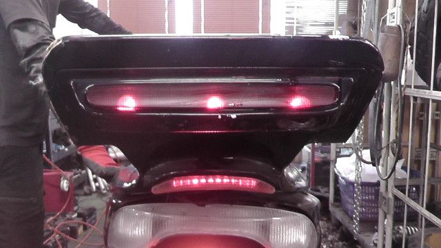 リアスポイラー 傷