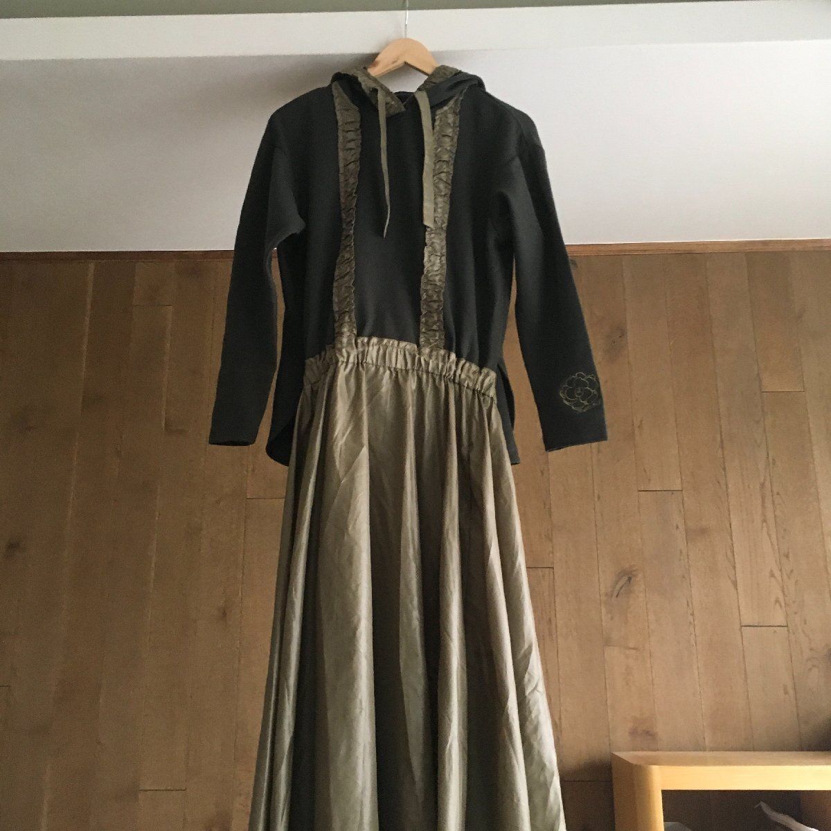 極美品 インゲボルグ(INGEBORG) フリル使いフーディワンピース 定価49,500