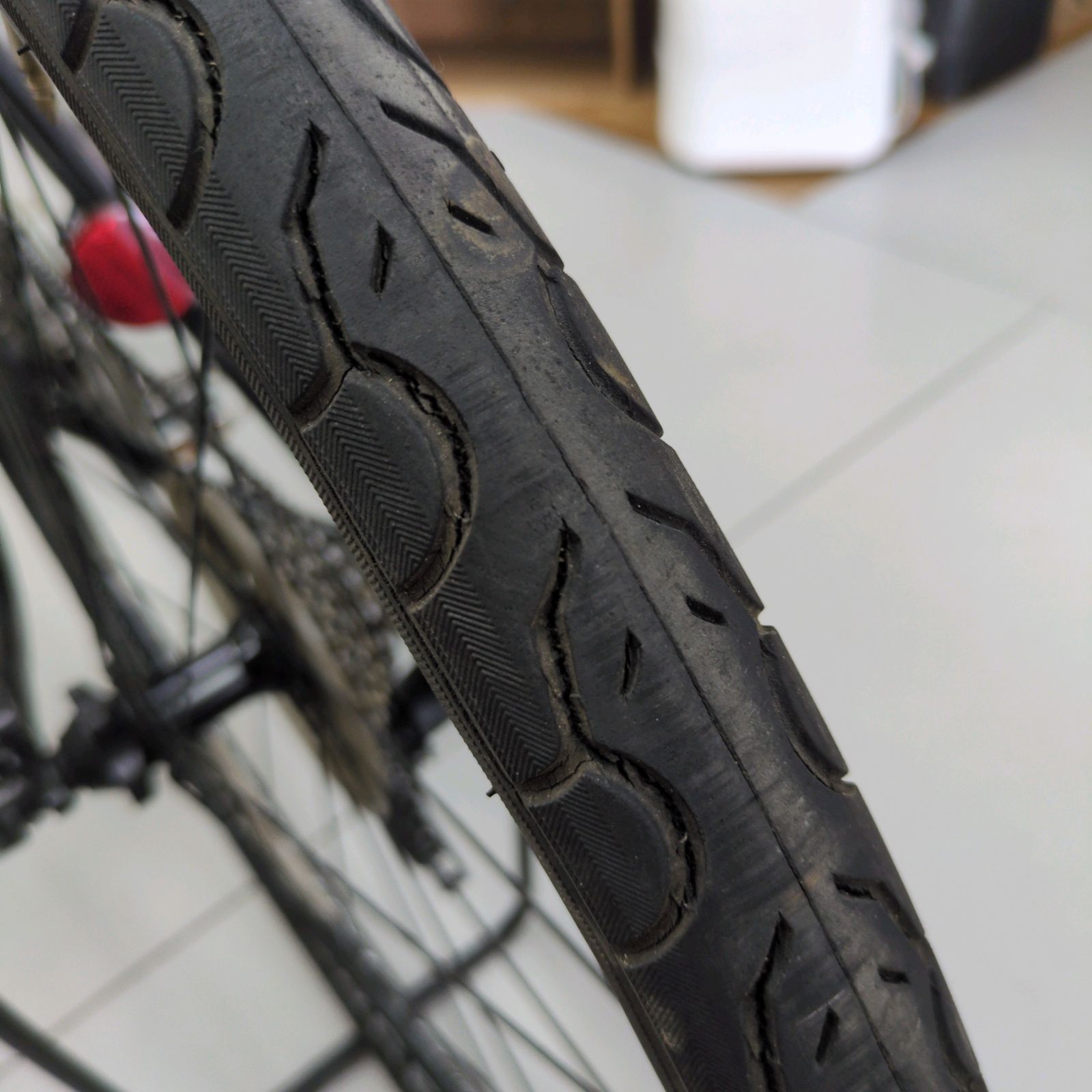 J590 ☆サビキズ使用感有り☆MTB☆GIANT☆GLiDE R3☆3✕8段☆700×38C