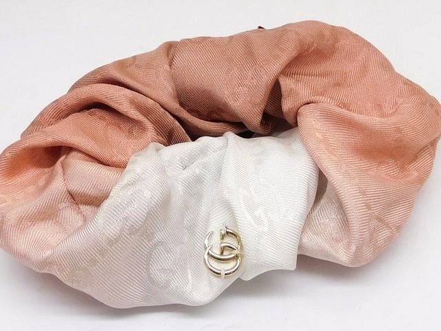 美品 グッチ シュシュ　GG　ピンク 片方のみ 美品 グッチ ヘア アクセサリー □ シュシュ GG柄