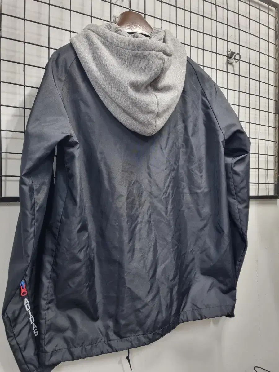 アディダス