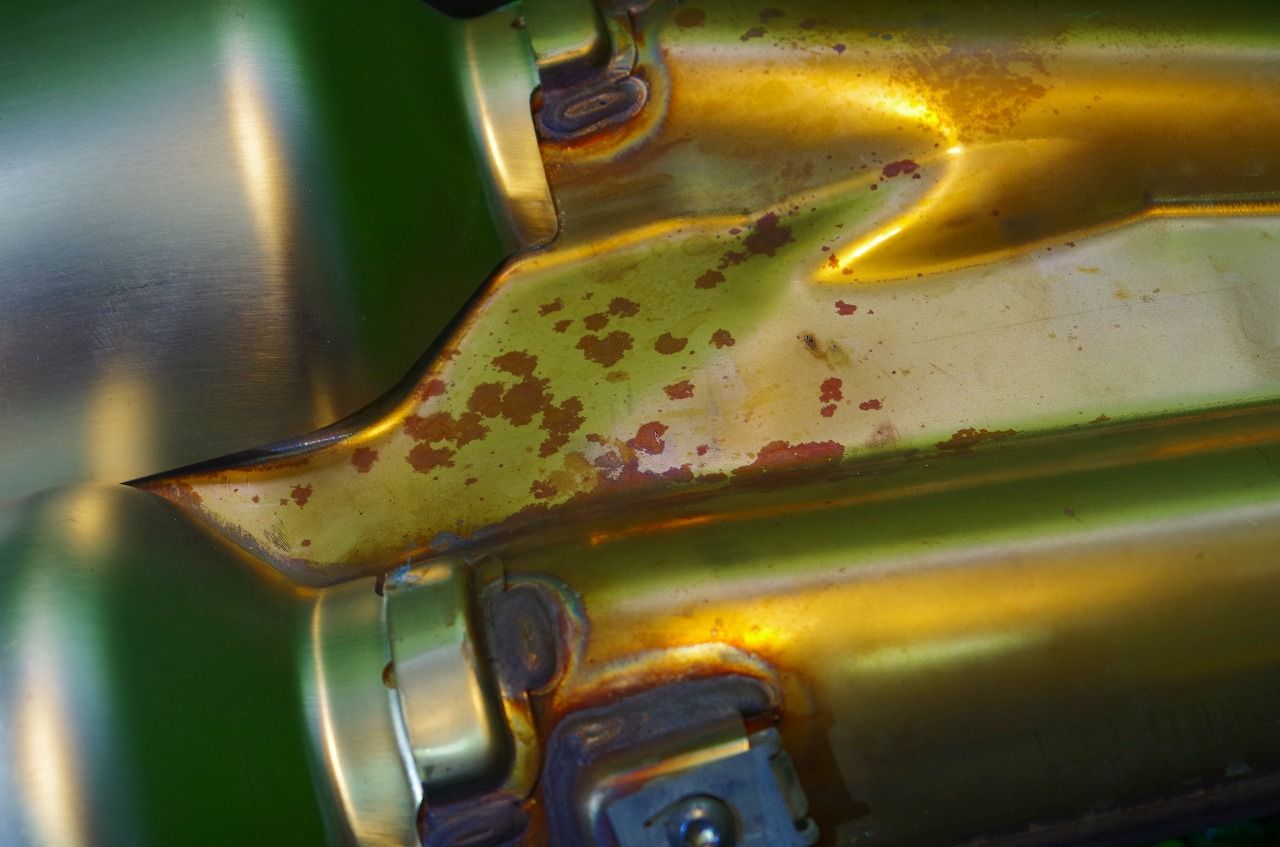 マフラーエンド固定ボルト片側欠