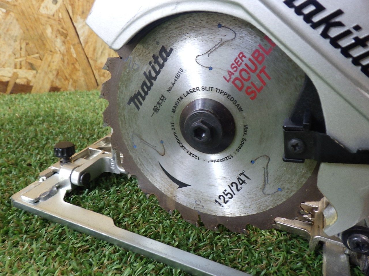 コンパクトで軽量 マキタ 充電式マルノコ HS470D 品