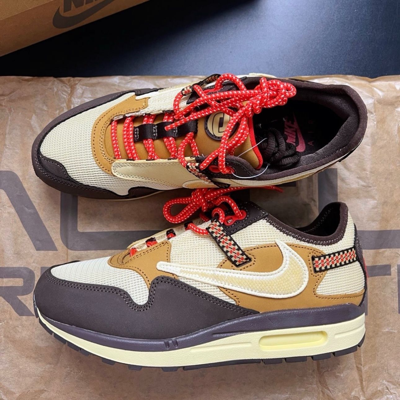 Travis Scott × Nike Air Max 1トラビス・スコット × ナイキ エアマックス 1 