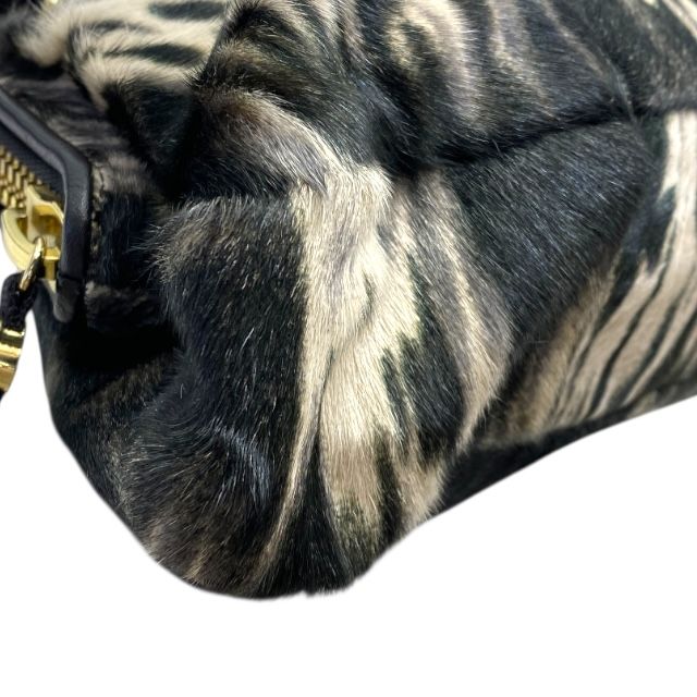 モンクレール ショルダーバッグ クロスボディ バッグ 斜め掛け 金属ロゴ がま口 山羊革 毛皮 ブラック ホワイト MONCLER DECORATOM_COM_BR