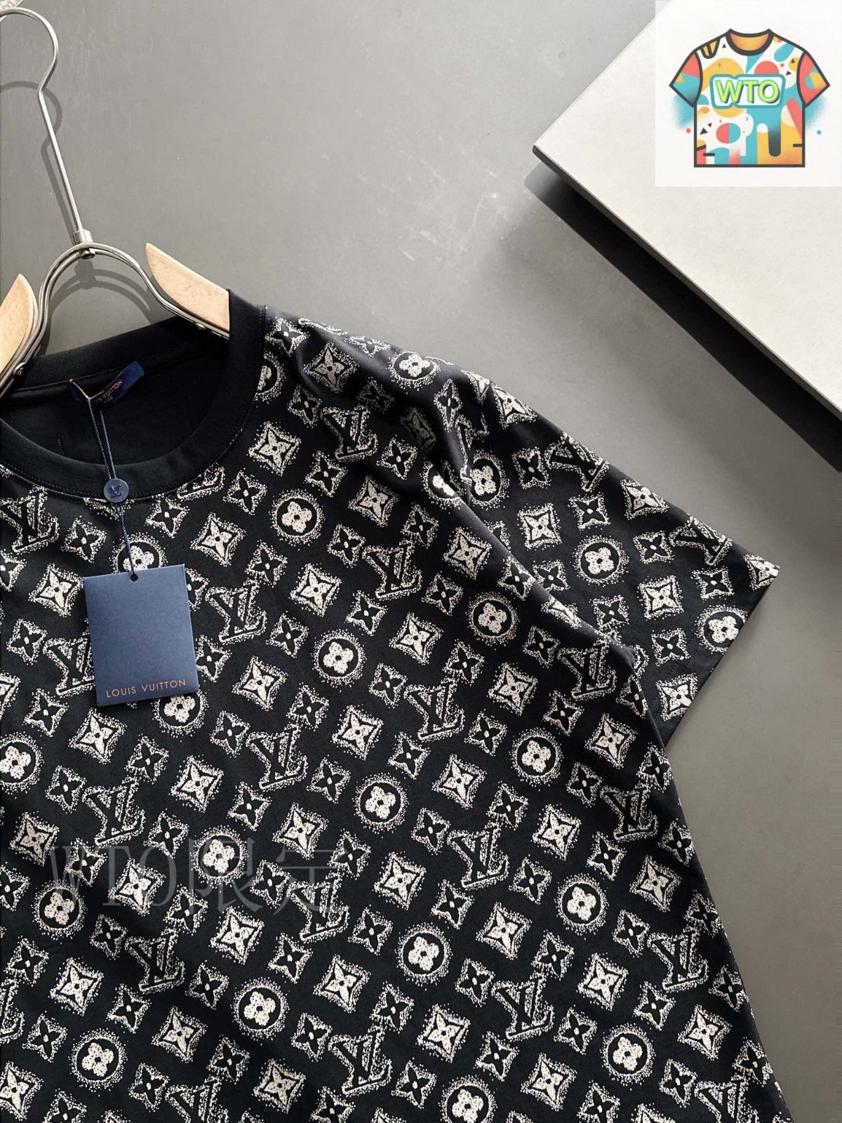 今日特価】Louis Vuitton 2025SS ブラック T シャツ（ユニ