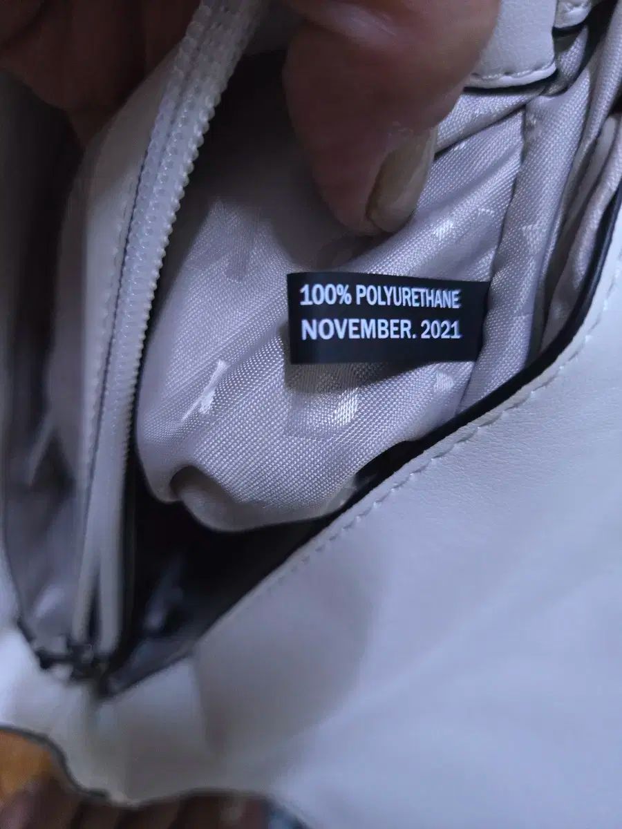 DKNY ホワイト キルティング チェーン クロスバッグ