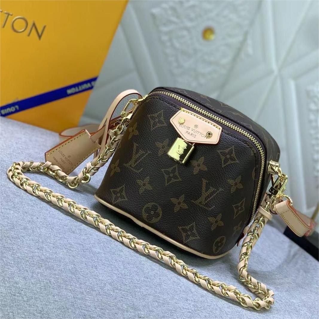 ルイヴィトン　斜め掛け　ミニショルダーバッグ LOUIS VUITTONルイヴィトンの定番斜め掛け/ミニショルダーバッグ