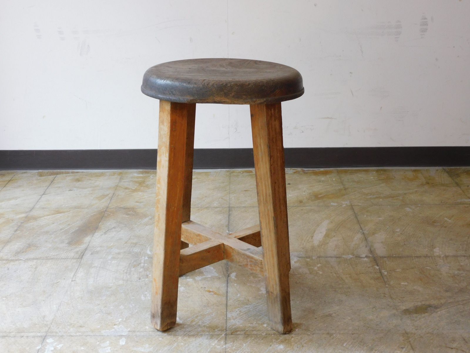 ふるい木味 ケヤキ 一枚板座面 丸椅子・スツール HK-a-04881 / 総