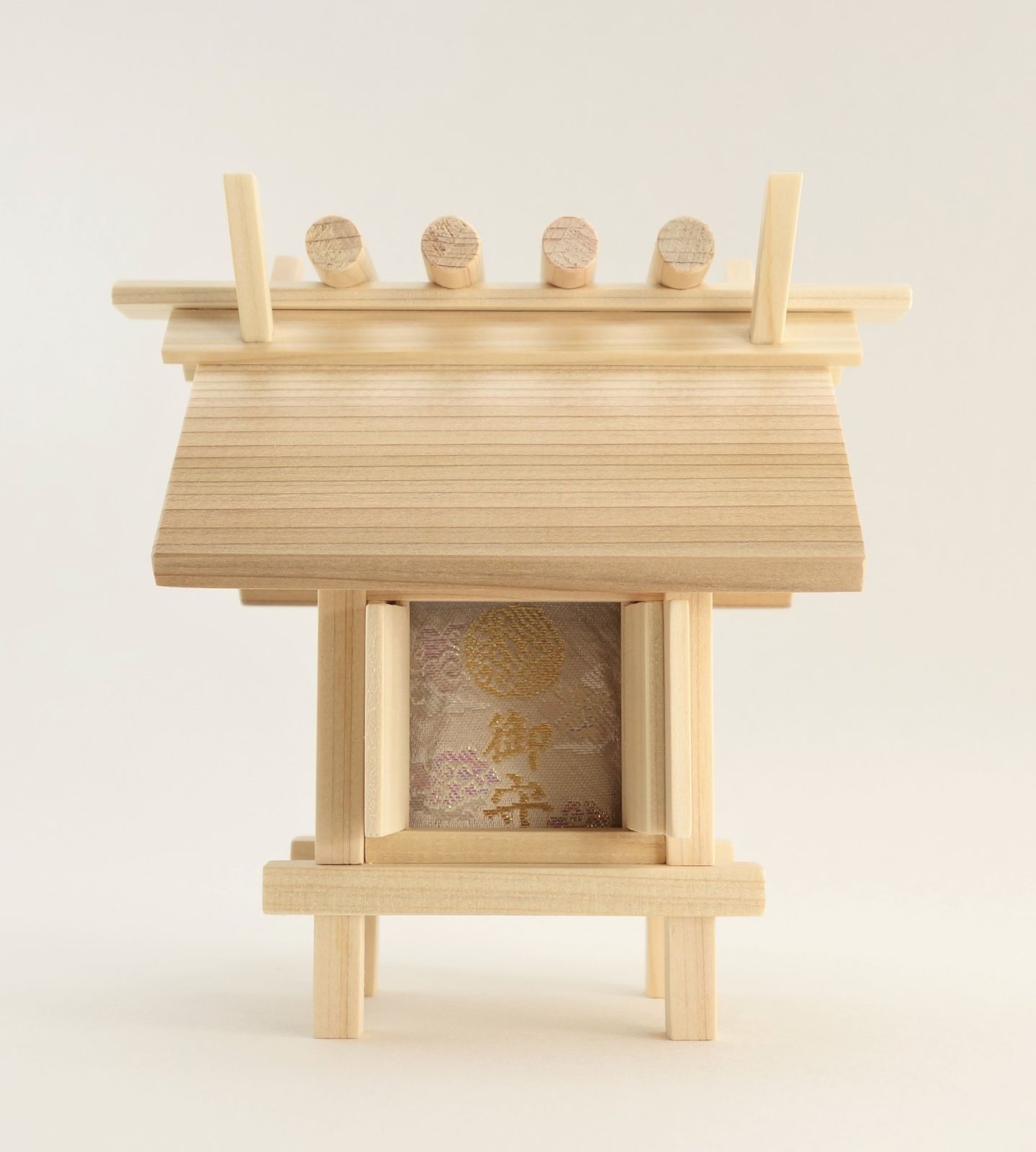 ✳　【 彫り師*秀峯作雲龍彫り ]乙女水晶勾玉　限定数量*極上縁起勾玉 本物保証 勾玉 水晶 龍(金彫り) 3cm×1.8cm 品番： 79787978｜勾玉-クォーツ