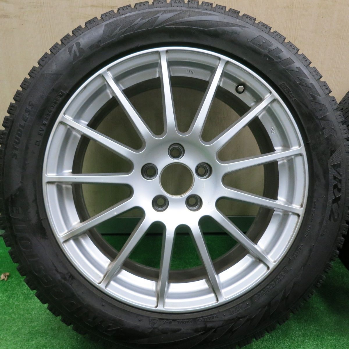 美品 バリ溝】VELVA 18in 8J +45 PCD114.3 ブリヂストン