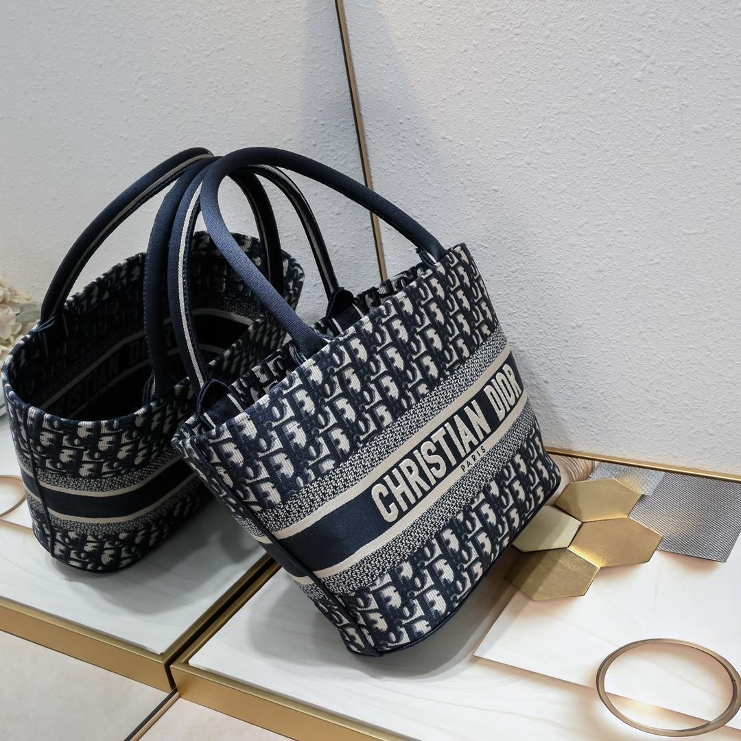 Dior ハンドバッグ 3D刺繍がかわいい】Dior☆バック スモール《BOOK TOTE》 (Dior
