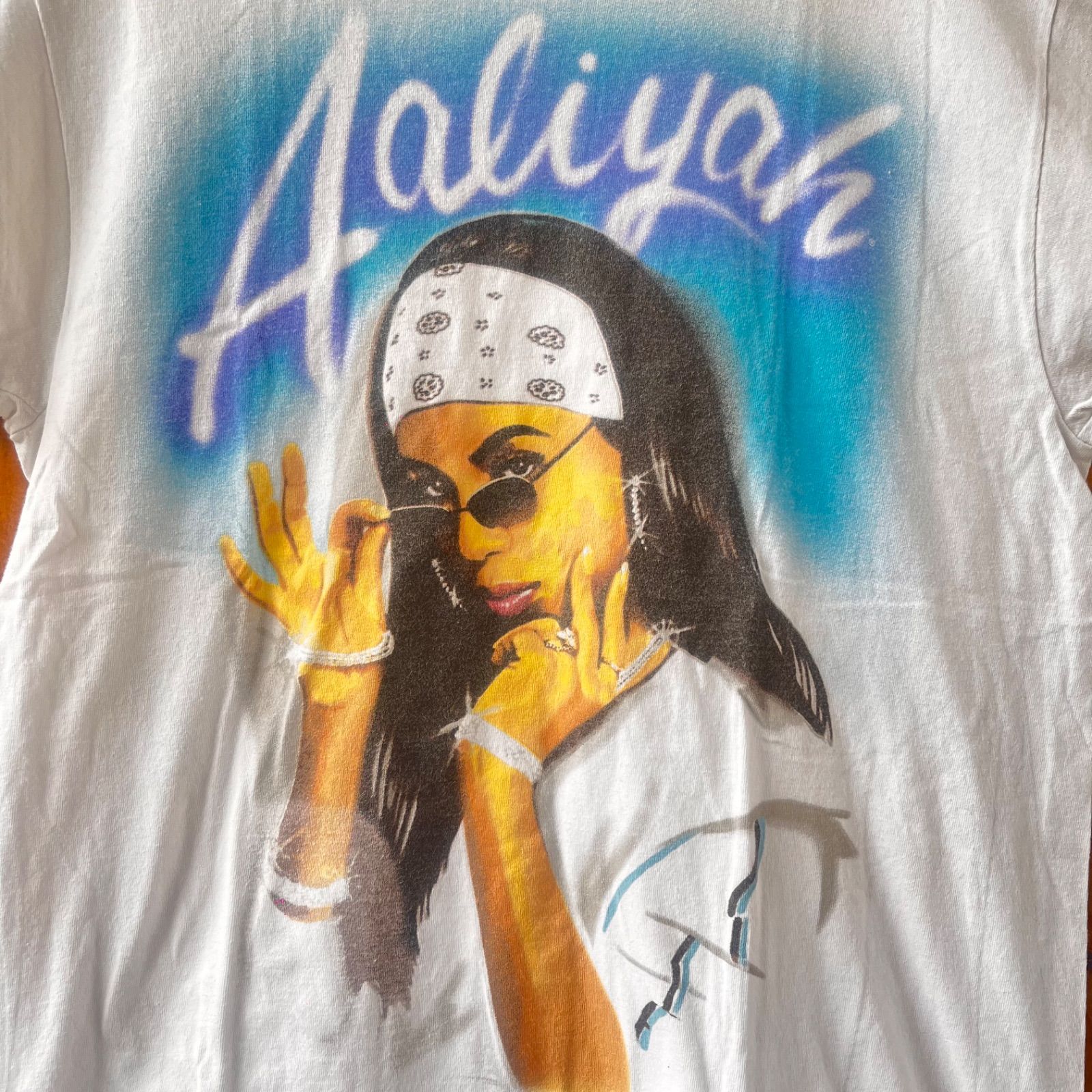 サングラスをずらして上目遣いのAaliyah（アリーヤ）Tシャツ - メルカリ