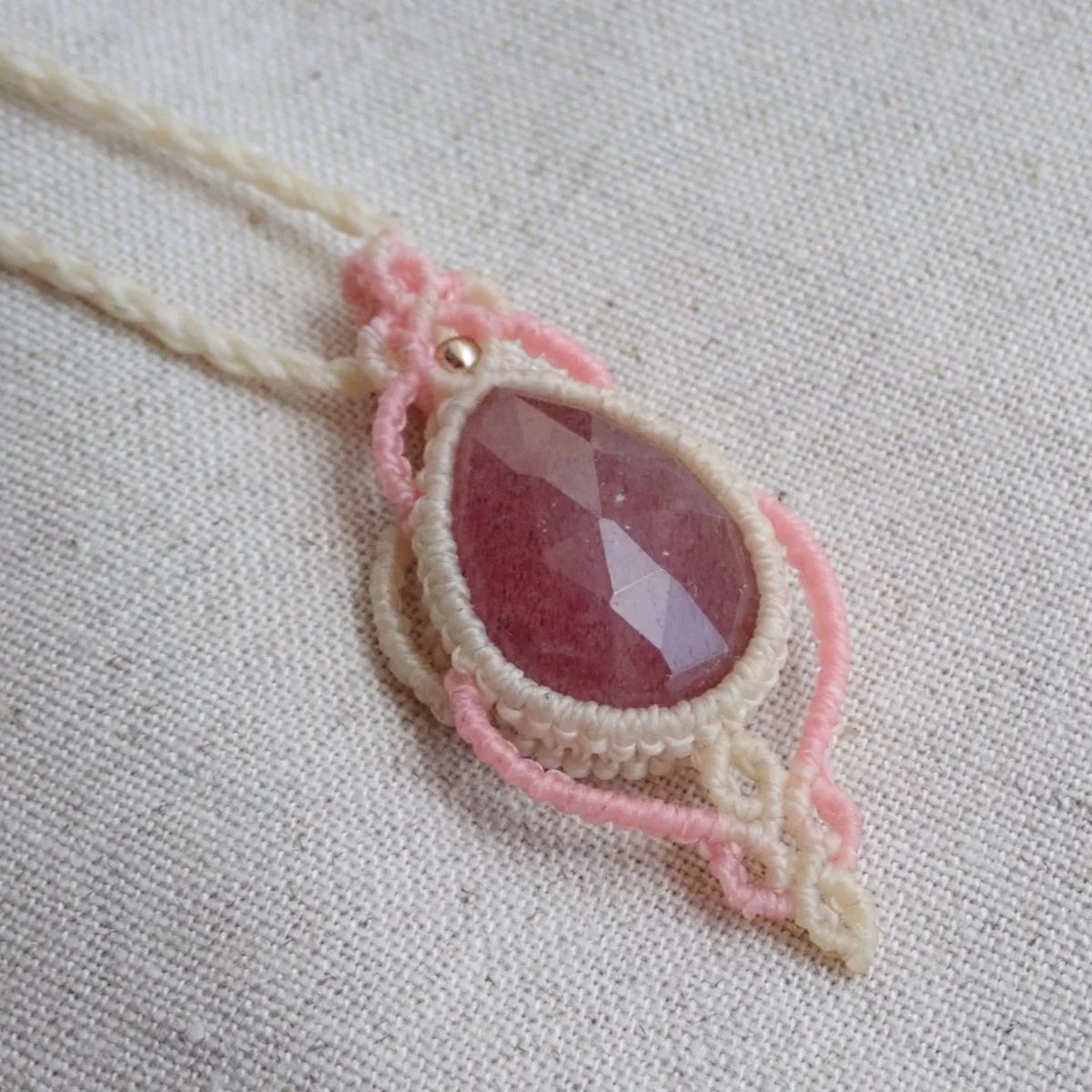 ストロベリークォーツのマクラメ編みネックレス ストロベリークォーツ