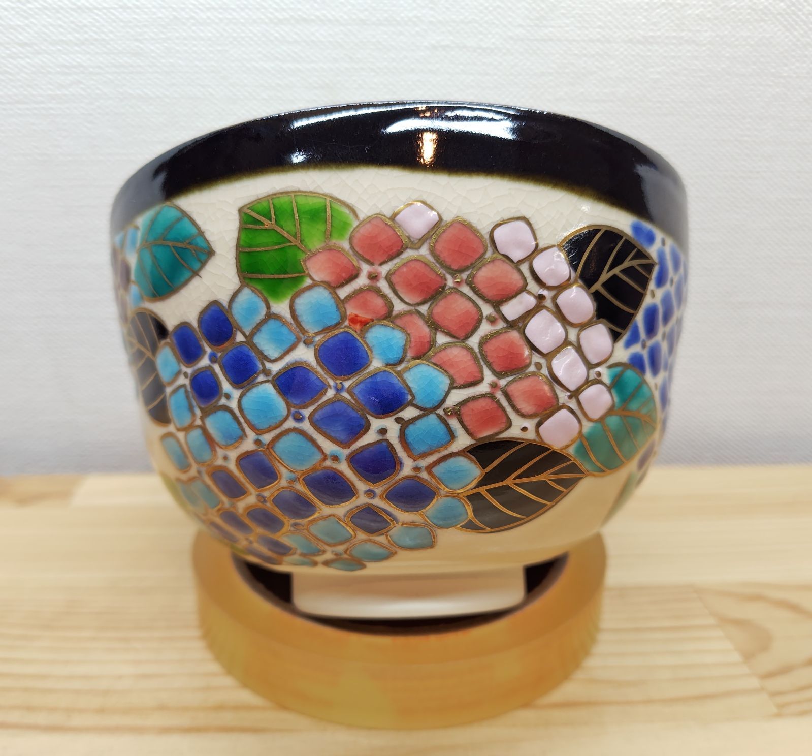 送料込【逢絢亭・新品】茶道具 茶碗 京焼 紫陽花の図 伊坂清香 紙箱入り 逢絢亭・新品】茶道具 茶碗 京焼 紫陽花の図 伊坂清香 紙箱入り