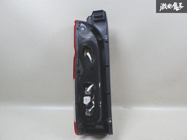 トヨタ ハイエース 純正 テールライト テールランプ A045053
