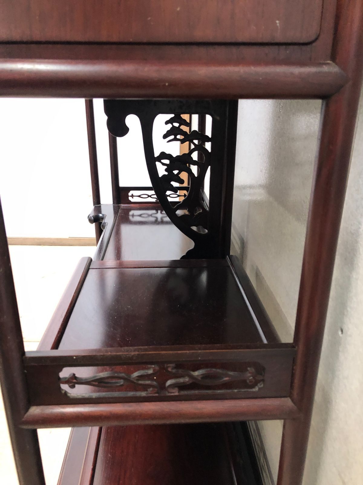 飾り棚 和棚 茶棚 アンティーク 彫刻入り 送料込み　250309-1 飾り棚 和棚 茶棚 アンティーク 彫刻入り 送料込み 250309-1