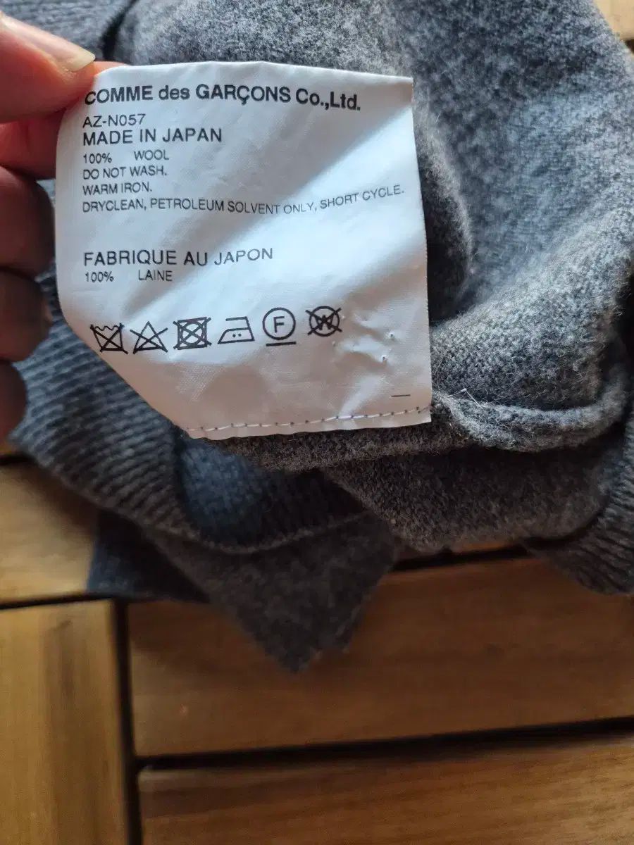 グレー